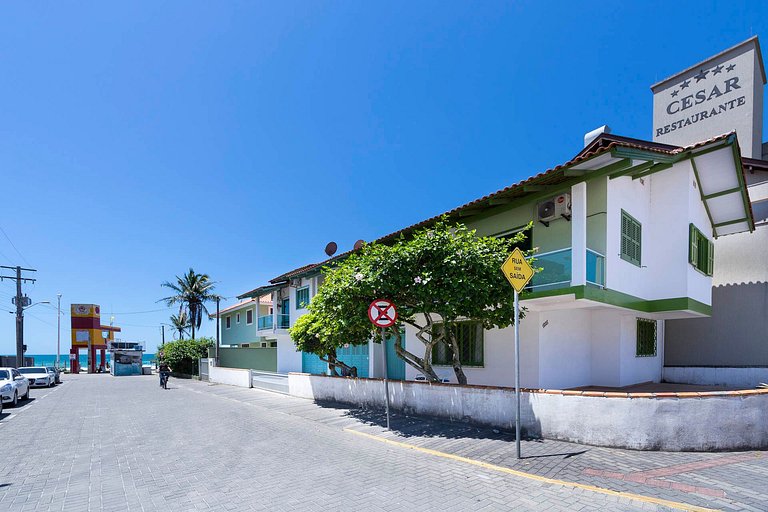 01E - Casa de 03 quartos para 07 pessoas na quadra do mar em