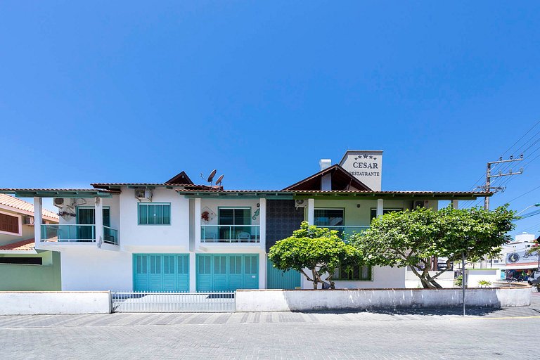 01E - Casa de 03 quartos para 07 pessoas na quadra do mar em