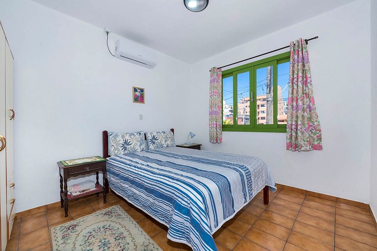 01E - Casa de 03 quartos para 07 pessoas na quadra do mar em