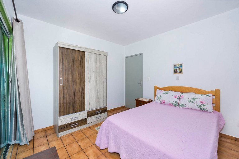 01E - Casa de 03 quartos para 07 pessoas na quadra do mar em