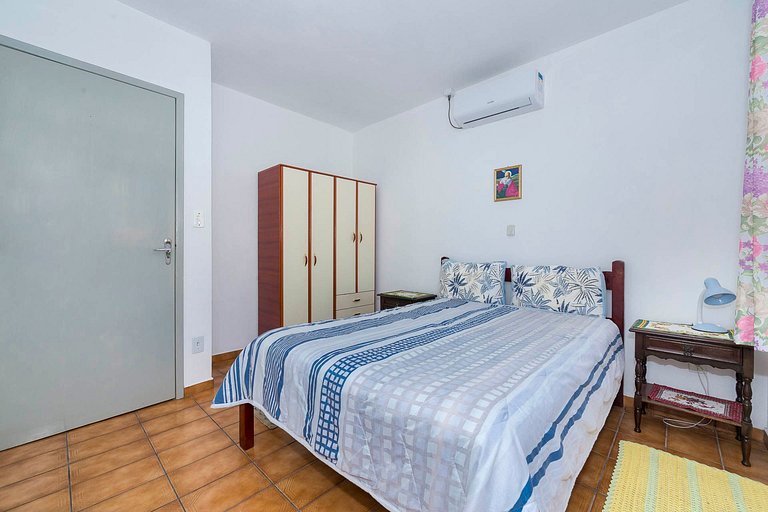 01E - Casa de 03 quartos para 07 pessoas na quadra do mar em