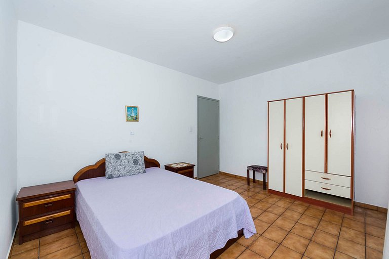 01E - Casa de 03 quartos para 07 pessoas na quadra do mar em