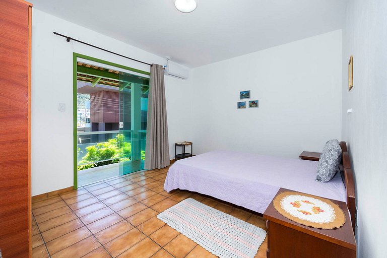 01E - Casa de 03 quartos para 07 pessoas na quadra do mar em