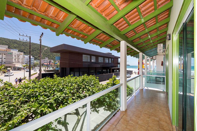 01E - Casa de 03 quartos para 07 pessoas na quadra do mar em