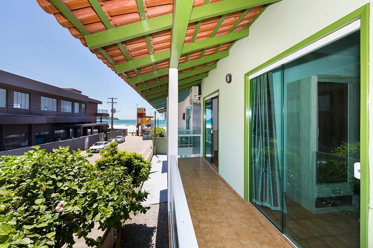 01E - Casa de 03 quartos para 07 pessoas na quadra do mar em