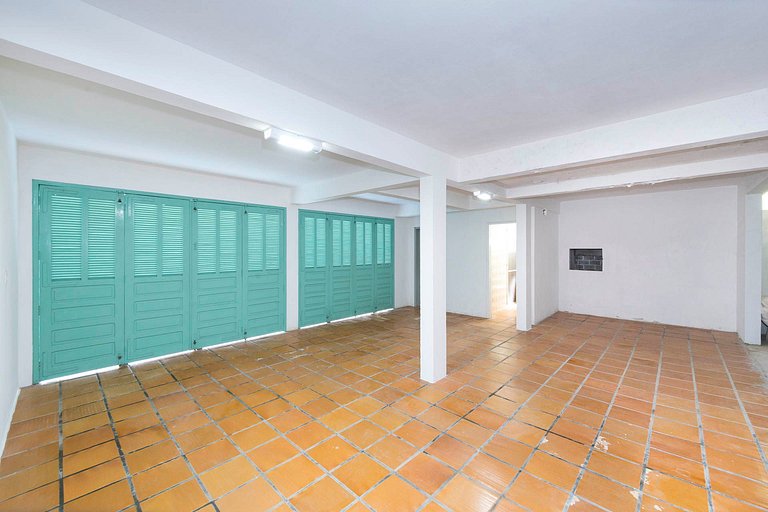 01E - Casa de 03 quartos para 07 pessoas na quadra do mar em