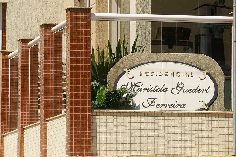 204M - Maravilhoso apartamento poucos metros do mar na praia