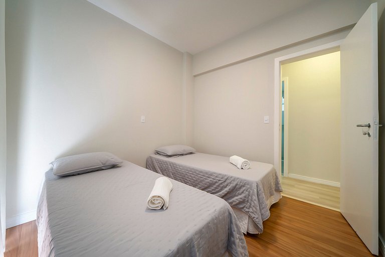 201RL - Apartamento 03 quartos, à poucos metros da Praia de