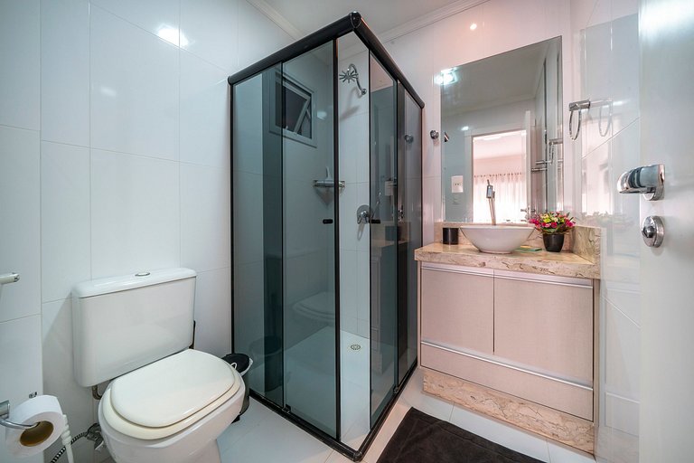 203M - Lindo apartamento a poucos metros do mar em Bombas