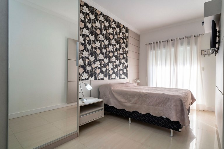 203M - Lindo apartamento a poucos metros do mar em Bombas
