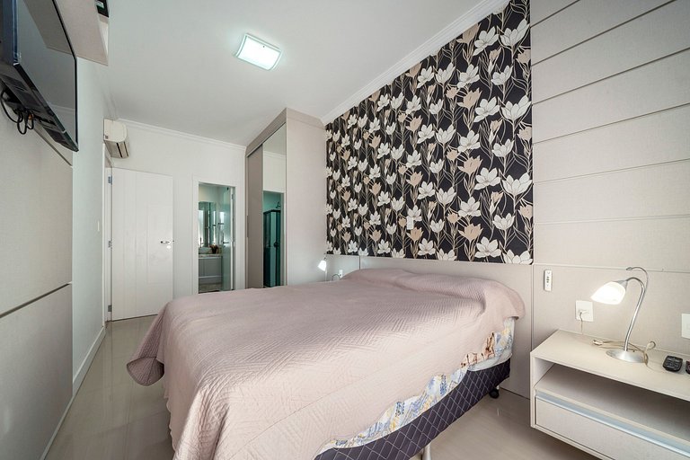 203M - Lindo apartamento a poucos metros do mar em Bombas
