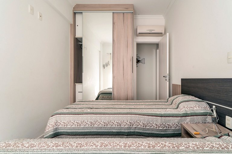 203M - Lindo apartamento a poucos metros do mar em Bombas