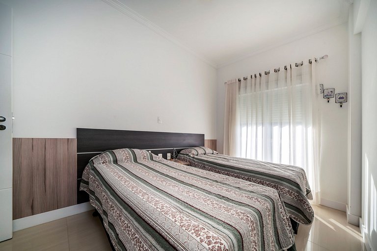203M - Lindo apartamento a poucos metros do mar em Bombas
