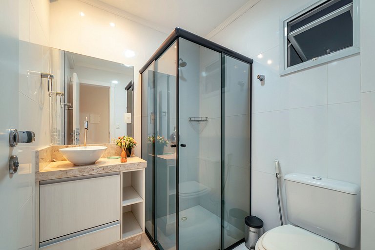 203M - Lindo apartamento a poucos metros do mar em Bombas