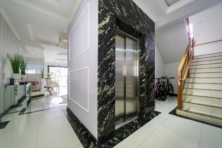 203M - Lindo apartamento a poucos metros do mar em Bombas