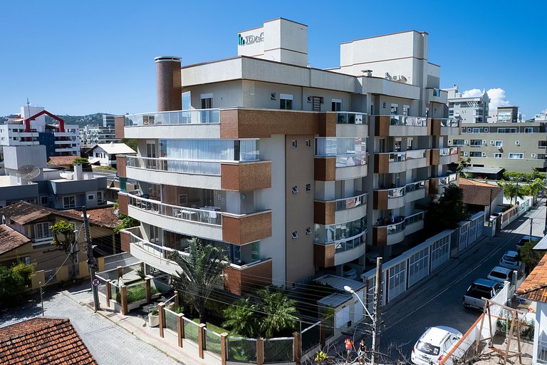 203M - Lindo apartamento a poucos metros do mar em Bombas