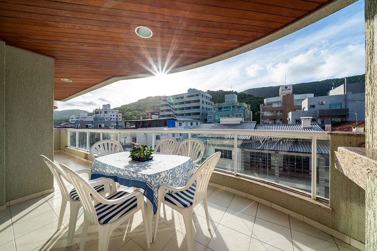203M - Lindo apartamento a poucos metros do mar em Bombas