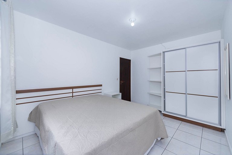 183V - Casa 05 dormitórios, 15 pessoas localizada à 150 mts