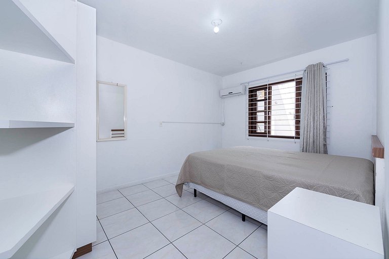 183V - Casa 05 dormitórios, 15 pessoas localizada à 150 mts