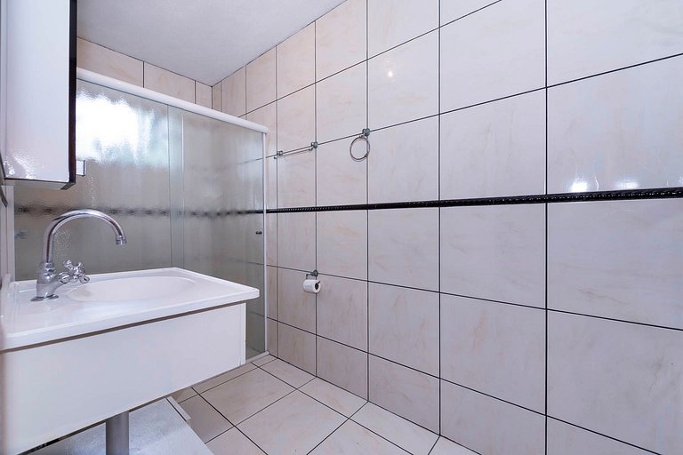 183V - Casa 05 dormitórios, 15 pessoas localizada à 150 mts