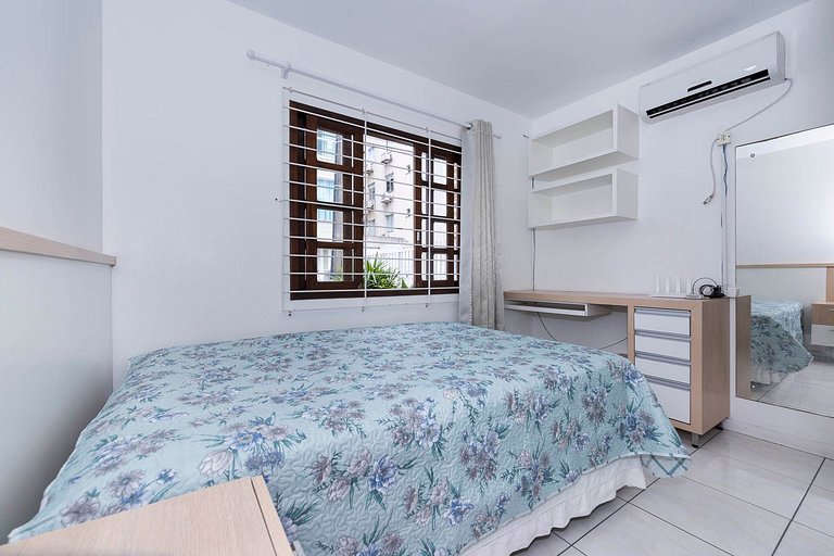 183V - Casa 05 dormitórios, 15 pessoas localizada à 150 mts
