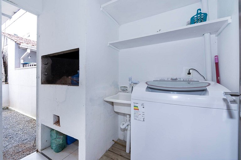 183V - Casa 05 dormitórios, 15 pessoas localizada à 150 mts