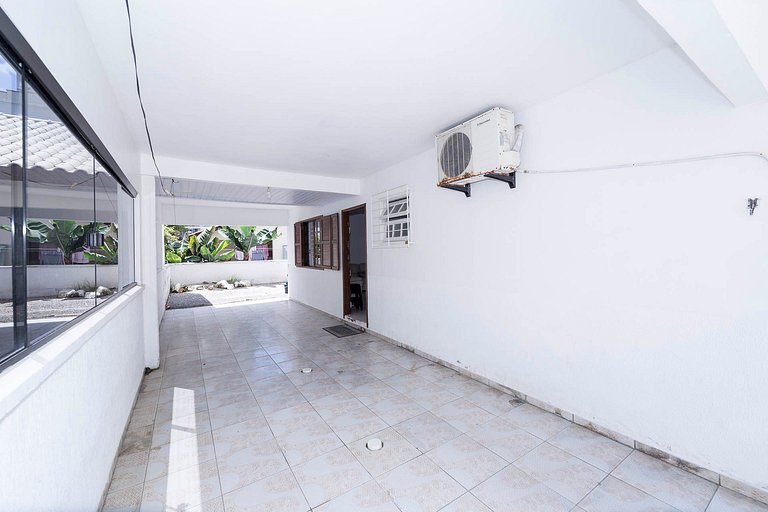 183V - Casa 05 dormitórios, 15 pessoas localizada à 150 mts