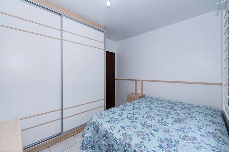 183V - Casa 05 dormitórios, 15 pessoas localizada à 150 mts