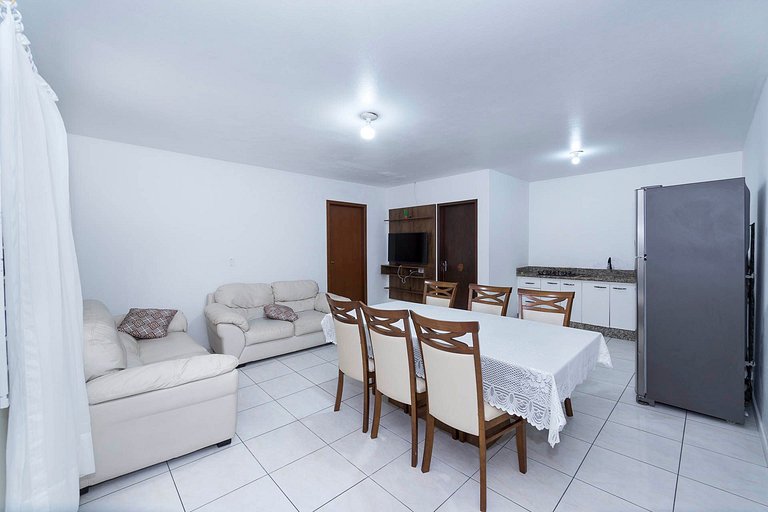 183V - Casa 05 dormitórios, 15 pessoas localizada à 150 mts