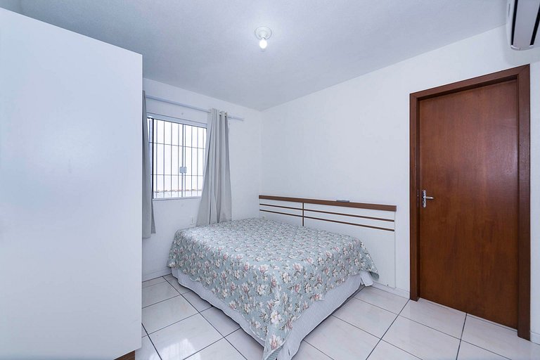 183V - Casa 05 dormitórios, 15 pessoas localizada à 150 mts