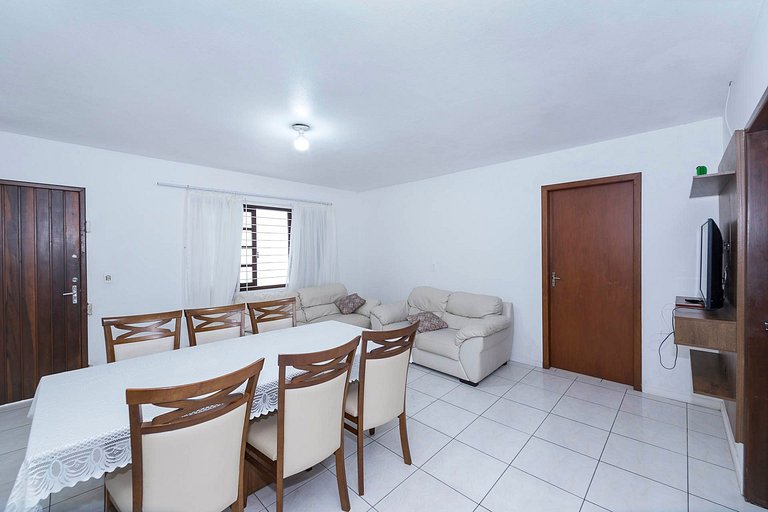 183V - Casa 05 dormitórios, 15 pessoas localizada à 150 mts