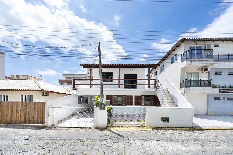 183V - Casa 05 dormitórios, 15 pessoas localizada à 150 mts