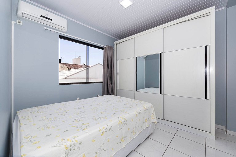 183V - Casa 05 dormitórios, 15 pessoas localizada à 150 mts