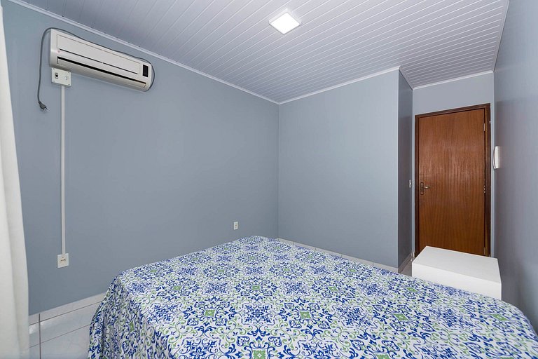 183V - Casa 05 dormitórios, 15 pessoas localizada à 150 mts