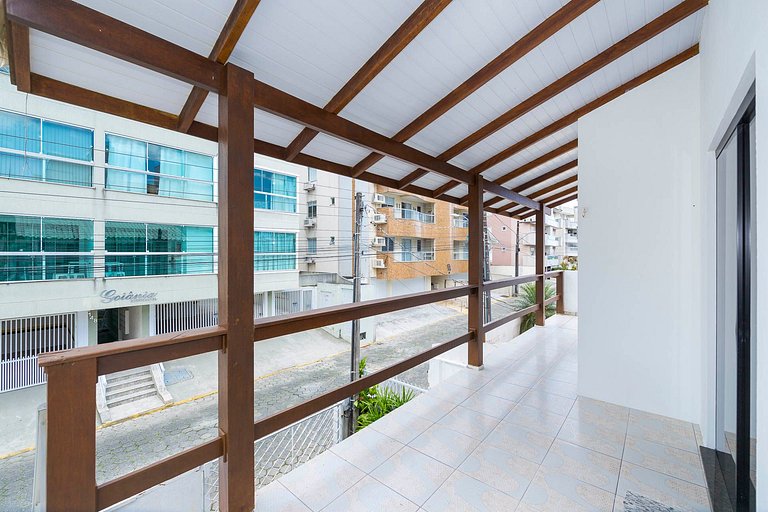 183V - Casa 05 dormitórios, 15 pessoas localizada à 150 mts