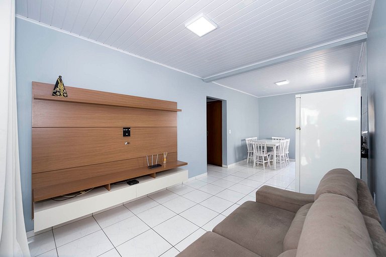 183V - Casa 05 dormitórios, 15 pessoas localizada à 150 mts