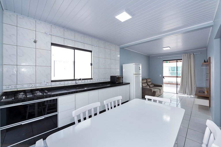 183V - Casa 05 dormitórios, 15 pessoas localizada à 150 mts