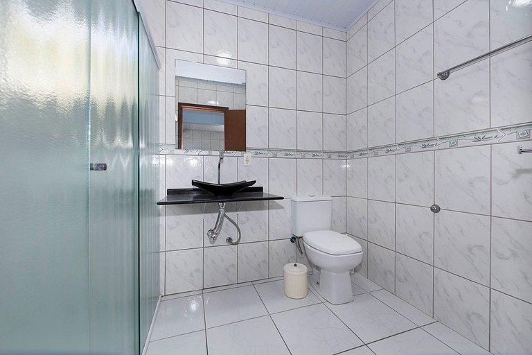 183V - Casa 05 dormitórios, 15 pessoas localizada à 150 mts